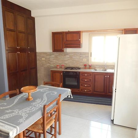 Casa Vacanze Karol Apartment Трапето Стая снимка