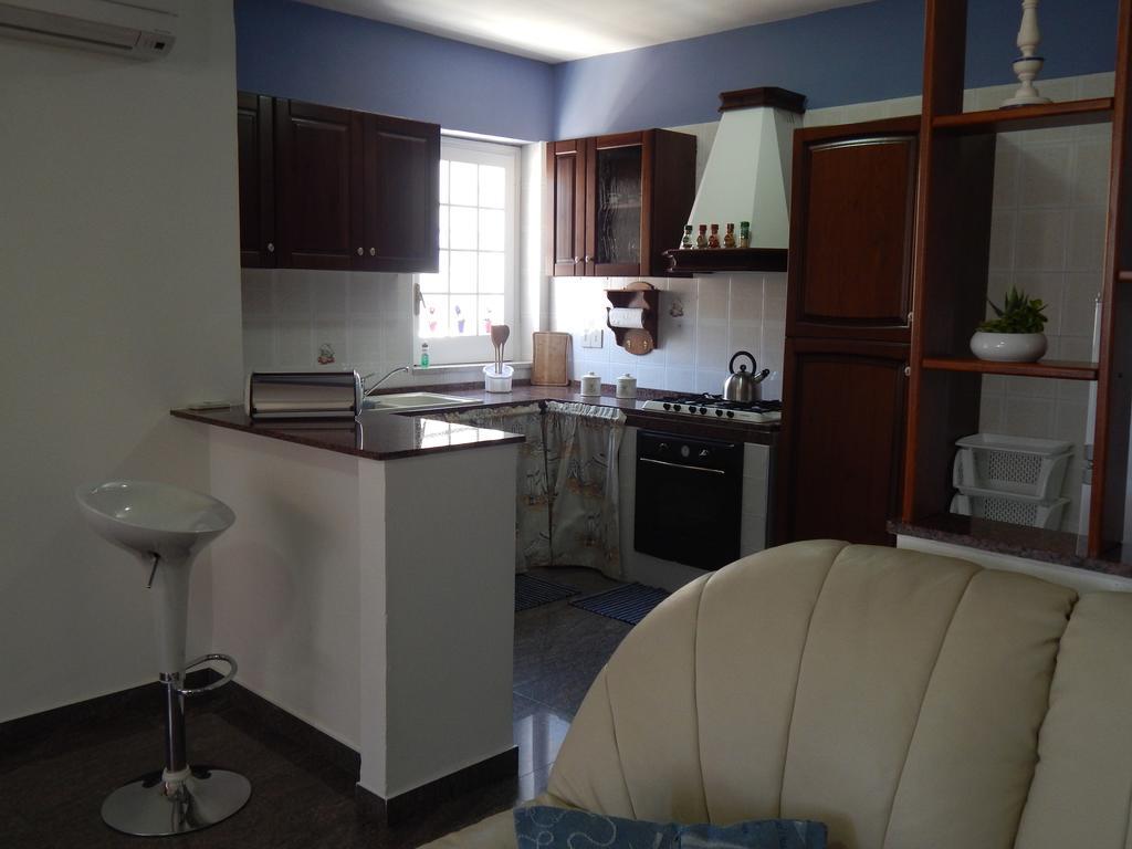Casa Vacanze Karol Apartment Трапето Стая снимка