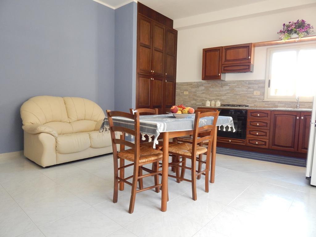 Casa Vacanze Karol Apartment Трапето Стая снимка